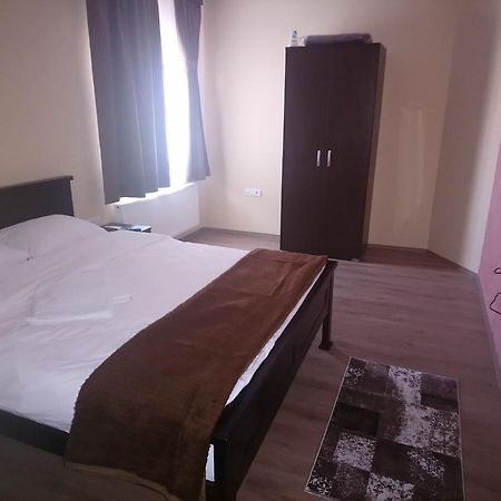 Hostel Prenociste Hrast Paraćin Zewnętrze zdjęcie