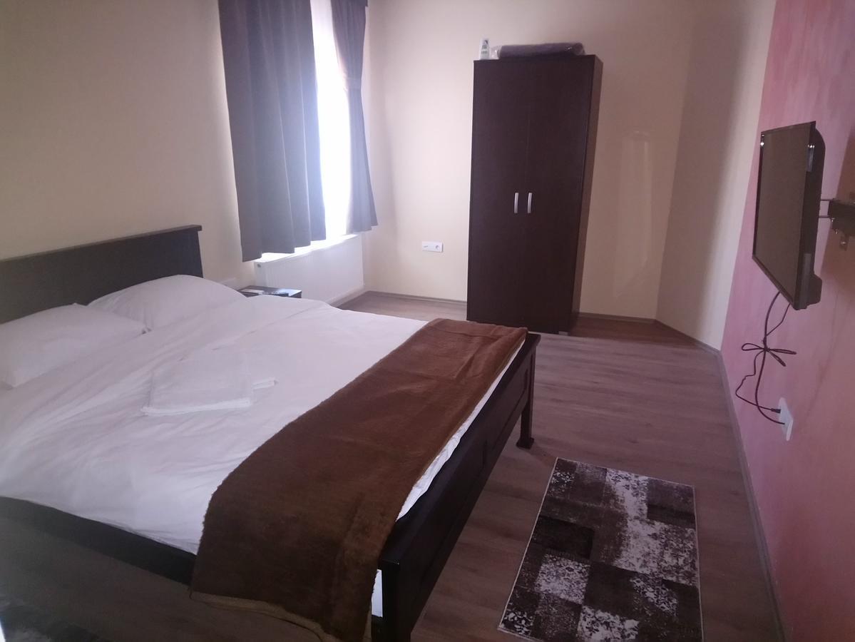 Hostel Prenociste Hrast Paraćin Zewnętrze zdjęcie