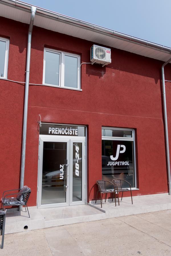 Hostel Prenociste Hrast Paraćin Zewnętrze zdjęcie